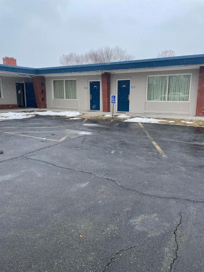 American Motor Inn - Рок Айлънд Екстериор снимка
