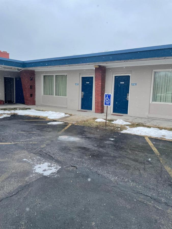 American Motor Inn - Рок Айлънд Екстериор снимка